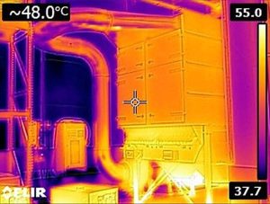 Disinfestazione cimici dei letti con calore, si vede un impianto industriale visto da una camera termica