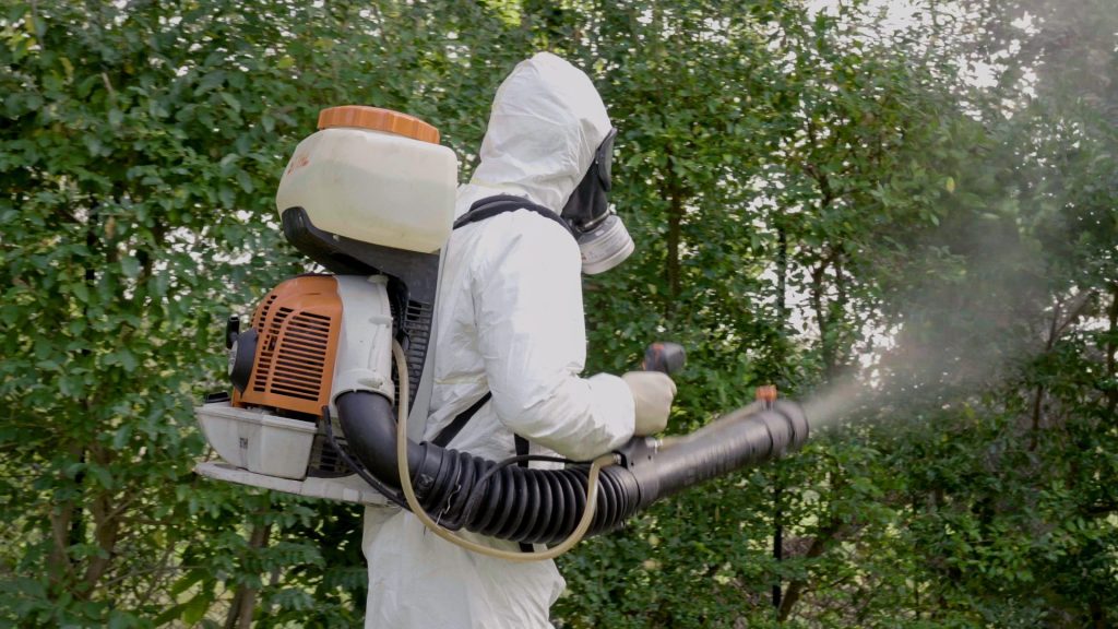 Disinfestazione zanzare tradizionale fatta da un uomo con un atomizzatore sulle spalle