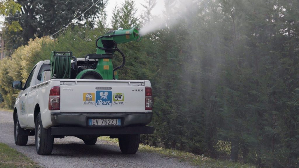 Disinfestazione zanzare tradizionale con atomizzatore su pick-up